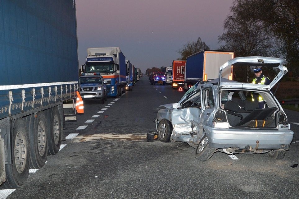 Groźny wypadek. TIR wbił się w osobówkę