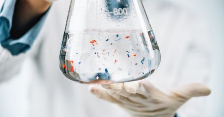 Trudniejsze usuwanie patogenów z wody. Wszystko przez mikroplastik