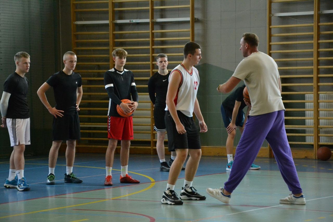 Lipno: Trening koszykówki z Tomaszem Andrzejewskim w podstawówce