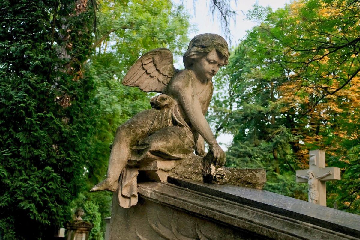 Najpiękniejsze nagrobki spotkać możemy na najstarszych polskich cmentarzach 