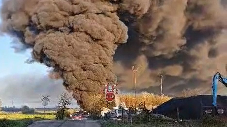 Pożar w Koninie. Kłęby czarnego dymu nad miastem