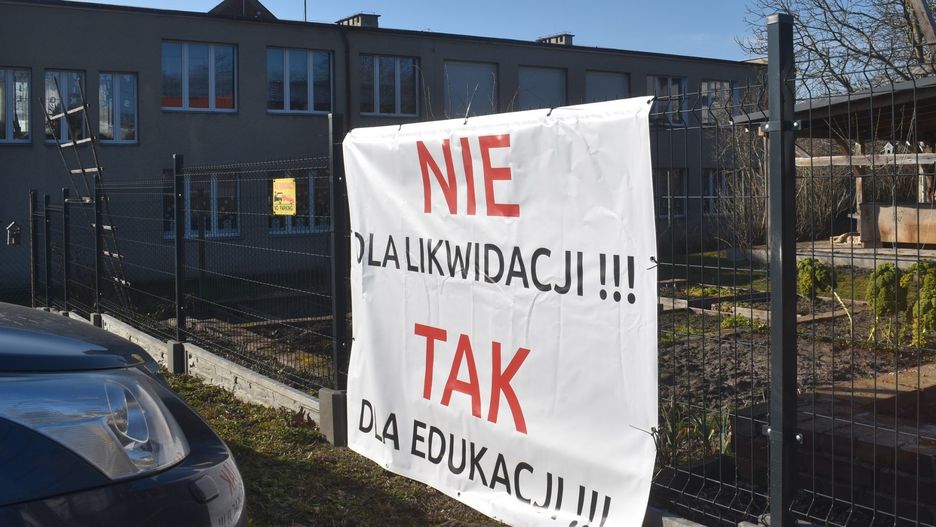 Blokada drogi. Mieszkańcy Gęstowic protestowali przeciwko zamknięciu szkoł