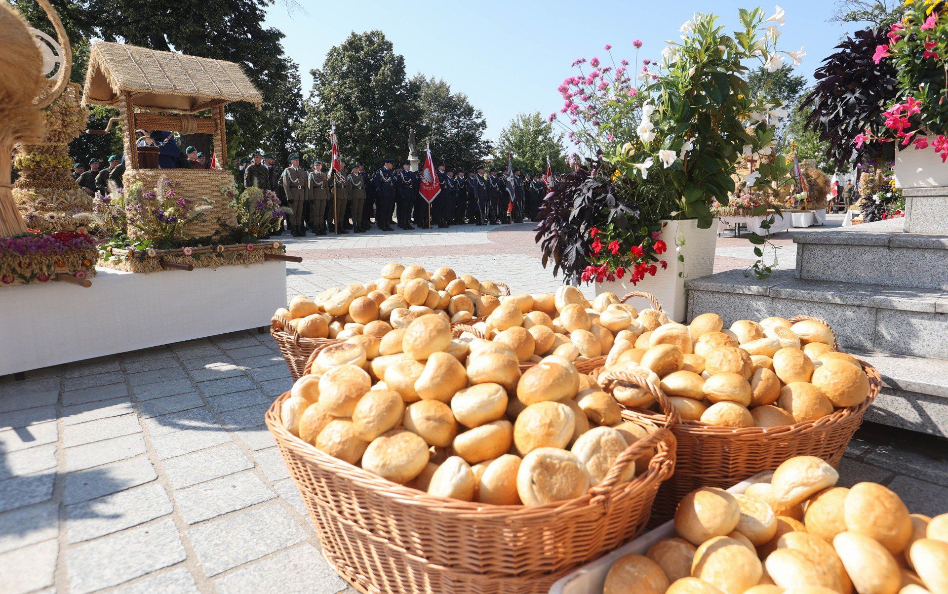 XXVI Wojewódzka Pielgrzymka Służb Mundurowych i XXVI Dożynki Powiatowe w Leżajsku
