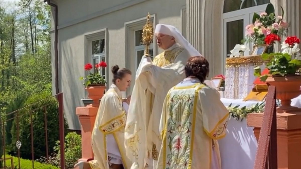 Sumie w asyście sióstr kapłanek ludowych przewodniczyła s. biskupka M. Rafaela Woińska