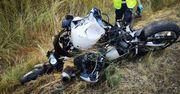 Motocykl uderzył w znak drogowy. Dwie osoby nie żyją