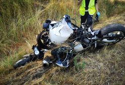 Motocykl uderzył w znak drogowy. Dwie osoby nie żyją