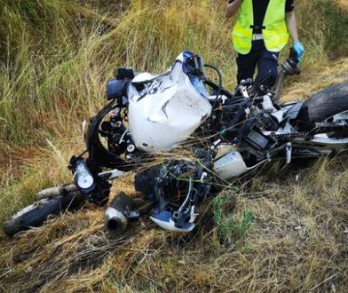 Motocykl uderzył w znak drogowy. Dwie osoby nie żyją