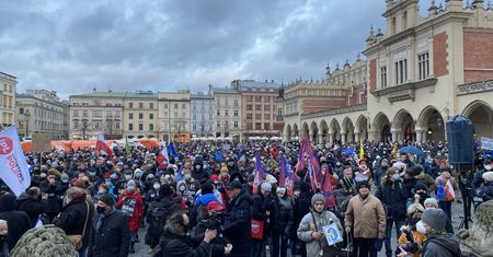 Polacy wyszli na ulice. Protesty w sprawie "lex TVN" w całym kraju