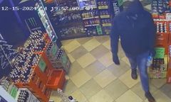 Seria napadów na sklepy. Zamaskowany sprawca grozi nożem obsłudze