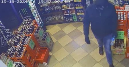 Seria napadów na sklepy. Zamaskowany sprawca grozi nożem obsłudze