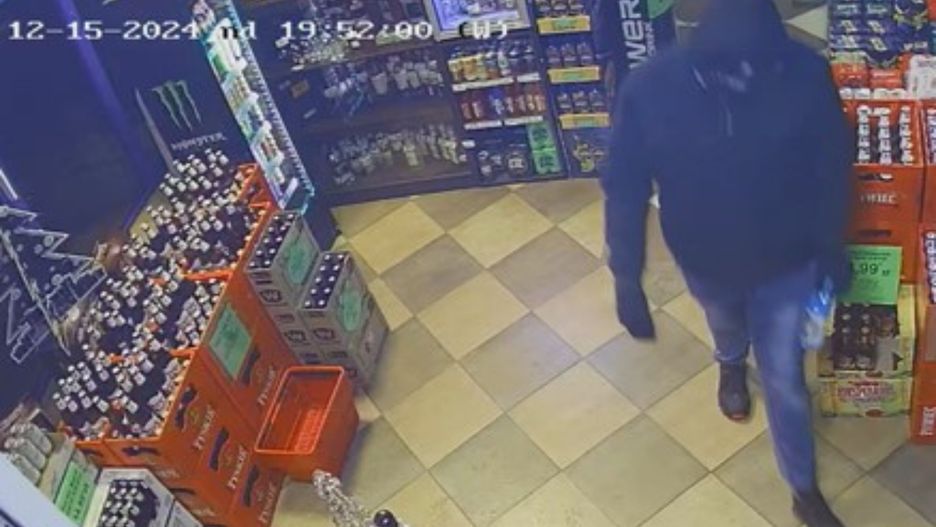 Seria napadów na sklepy. Zamaskowany sprawca grozi nożem obsłudz