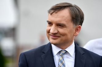 PiS poślizgnął się na gotówce. Opozycja pochwaliła ruch Suwerennej Polski