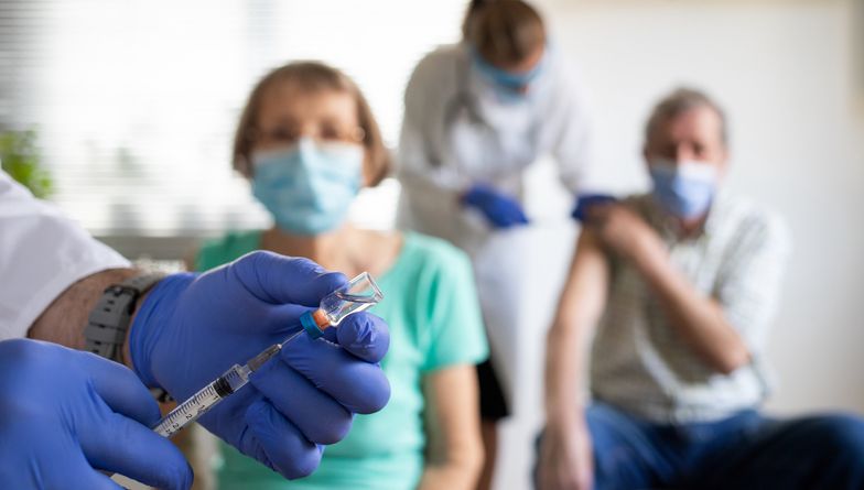 Szczepienia w Małopolsce, Podkarpaciu i woj. świętokrzyskim idą bardzo opornie. W 8 małopolskich powiatach ani jednej dawki nie przyjęło ponad 70 proc. osób
