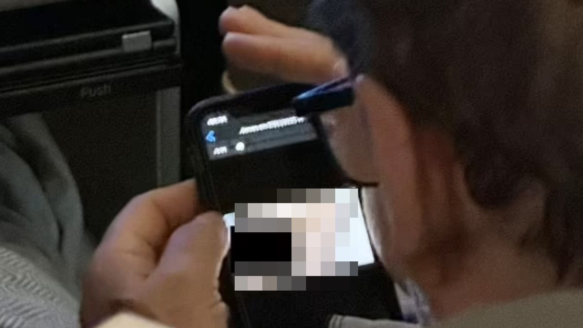 Jeden z pasażerów samolotu, nic sobie nie robiąc z obecności m.in. nieletnich, oglądał film tylko dla dorosłych