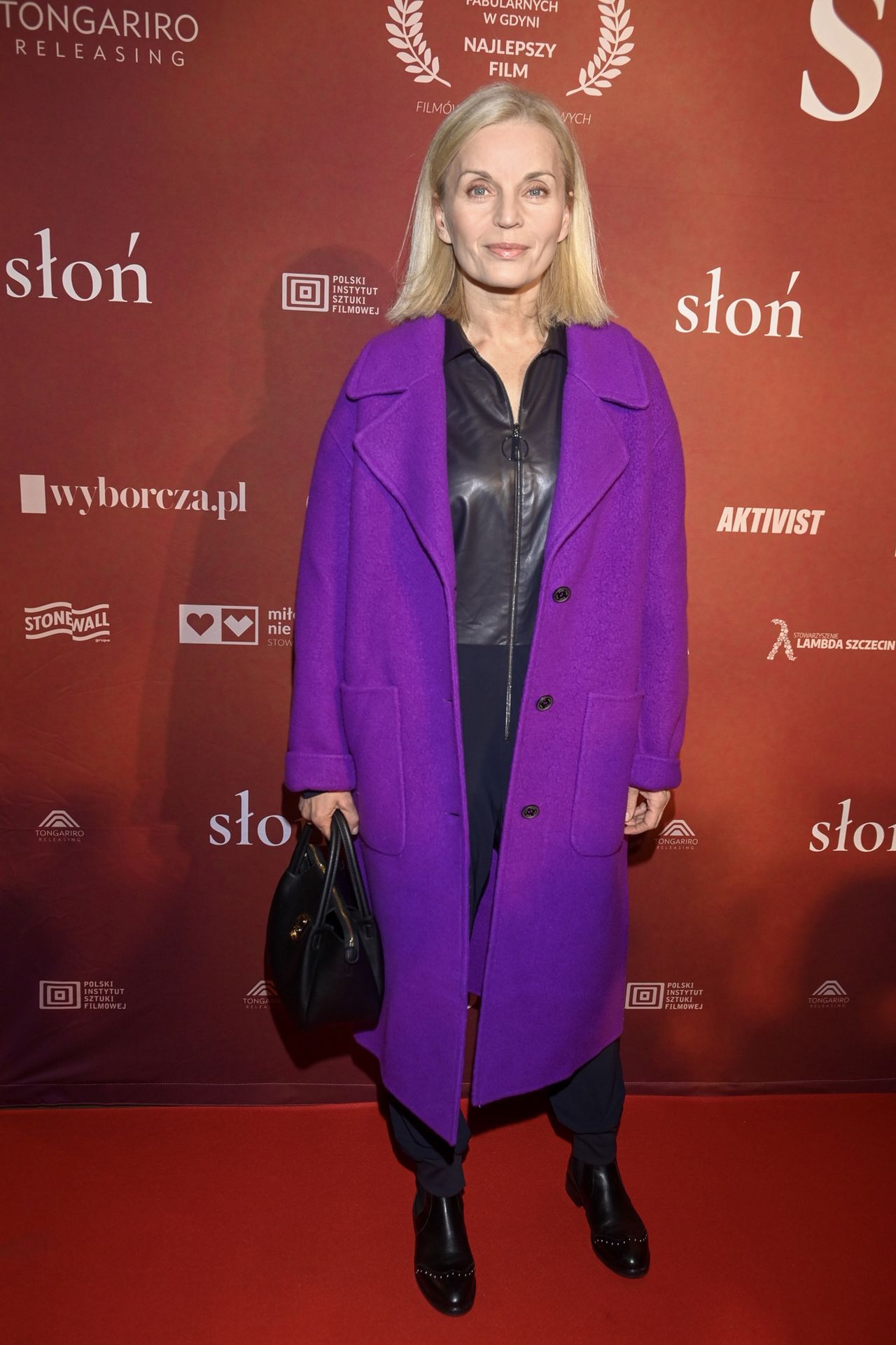 Małgorzata Foremniak w fioletowym płaszczu