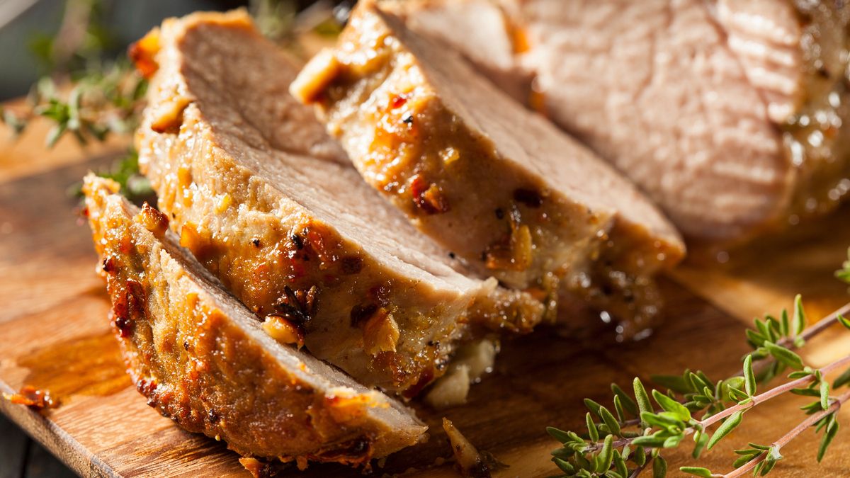 Pieczony schab z rumianą skórką i soszystym mięsem w środku