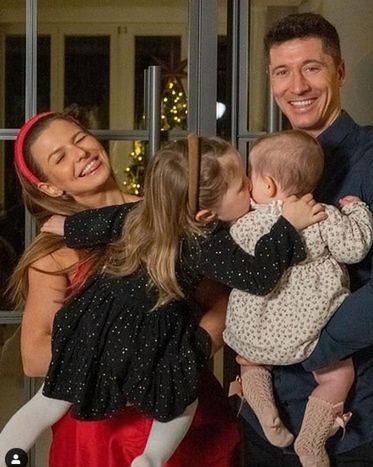 Anna Lewandowska z Robertem i córkami