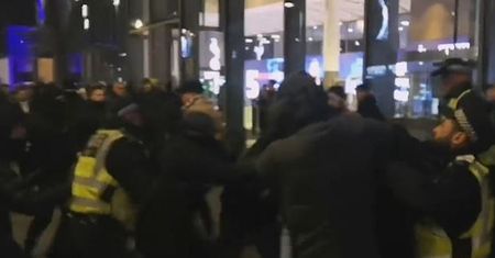 Zadyma tuż przed świętami. Potężna bijatyka kiboli w Anglii [WIDEO]