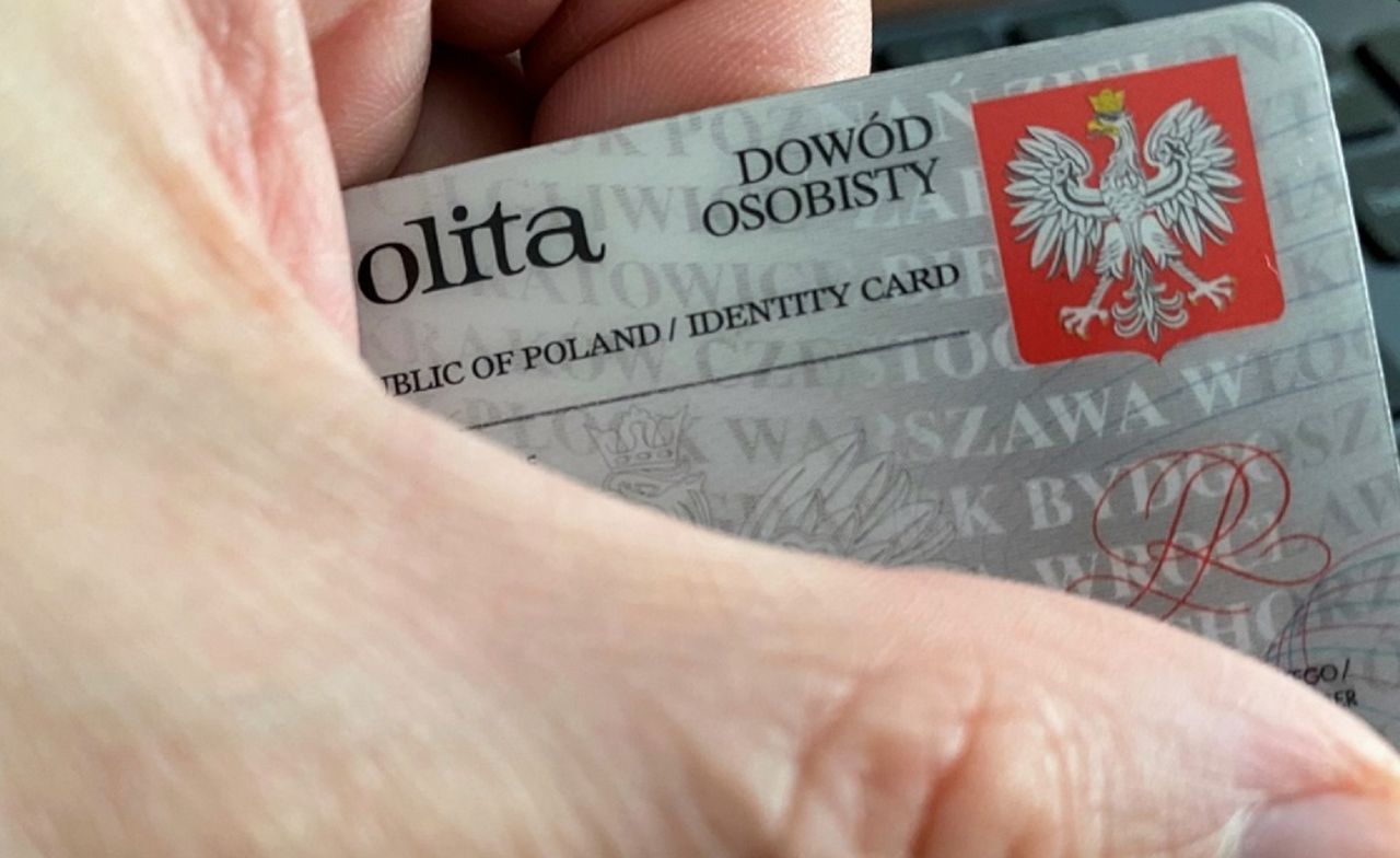 Nowe dowody osobiste miały być wydawane od 2 sierpnia 2021 r. Wiadomo już, że nie będą 