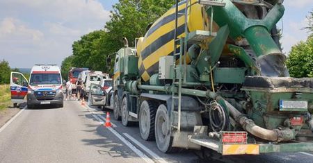 Kolizja z udziałem 5 pojazdów na DK 42