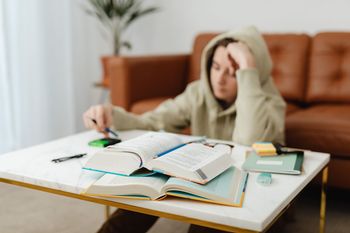 Zaczynasz studia od października? Złóż dokumenty do ZUS, aby nie stracić renty rodzinnej