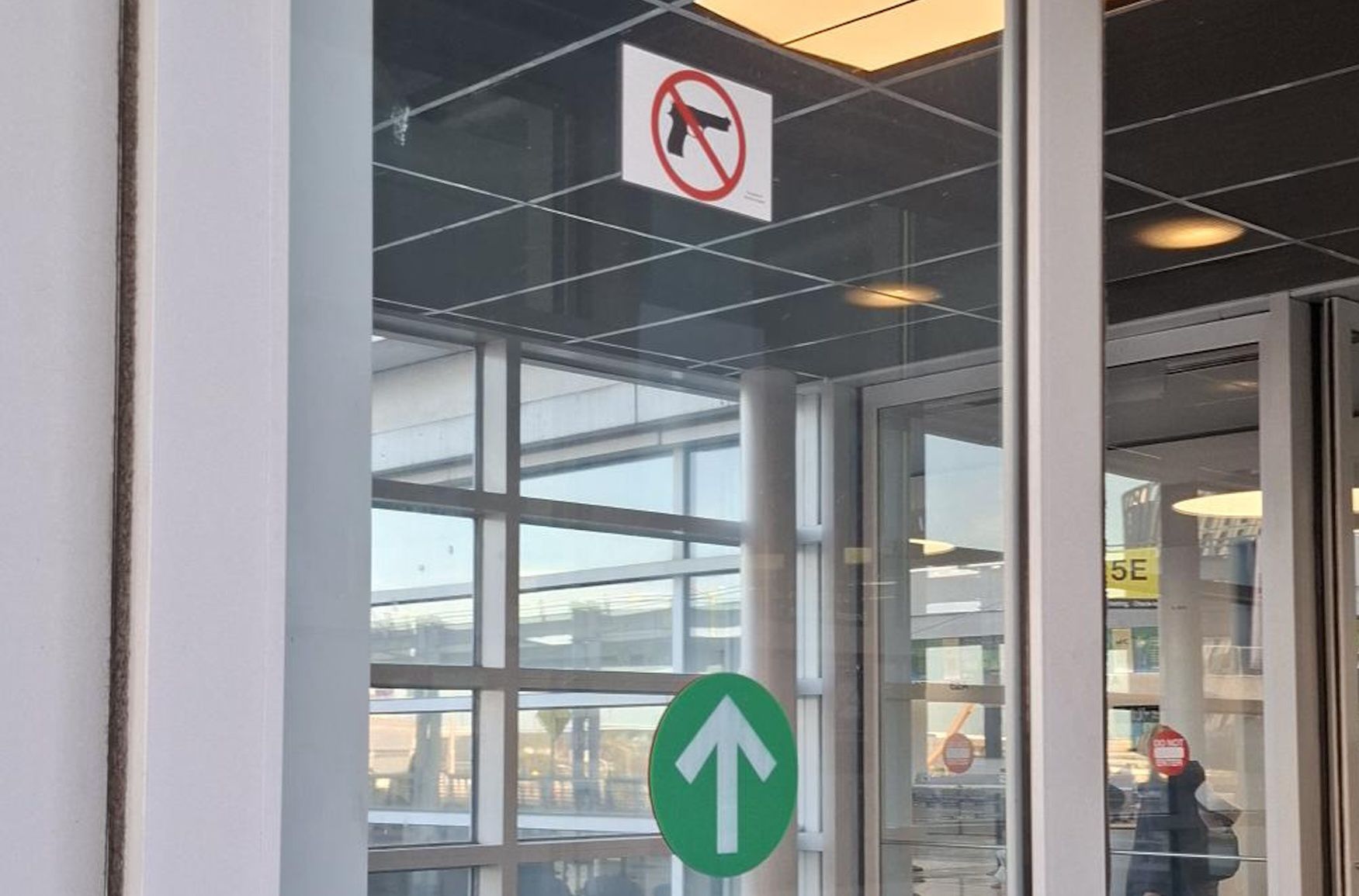 Zakaz wnoszenia broni palnej do budynków w USA
