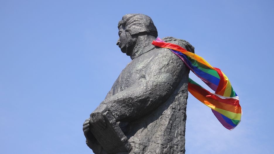 Poznań. Pomnik Adama Mickiewicza z tęczową flagą (zdj. arch.)