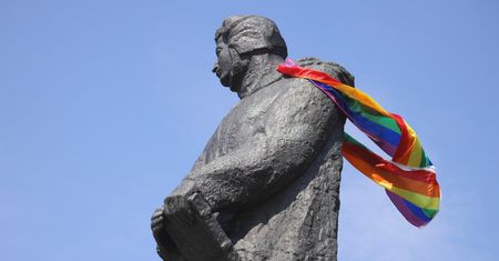Poznań. Prokuratura zajęła stanowisko ws. tęczowej flagi na pomniku Adama Mickiewicza