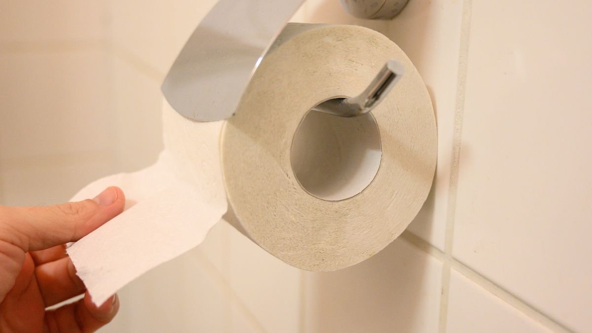 Skrop tym wnętrze rolki papieru toaletowego