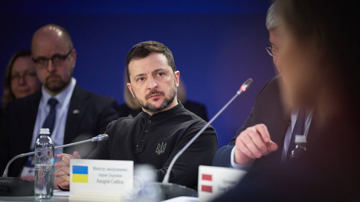 Support Ukraine summit in Kyiv
epa11921021 A handout photo made available by the Ukrainian Presidential Office shows Ukraine's President Volodymyr Zelensky attending the Support Ukraine summit in Kyiv, Ukraine, 24 February 2025. Ukraine marks the third anniversary since Russia began its full-scale invasion of the country in 2022.  EPA/Ukrainian Presidential Office HANDOUT HANDOUT EDITORIAL USE ONLY/NO SALES 
Dostawca: PAP/EPA.
Ukrainian Presidential Office HANDOUT
diplomacy, war, anniversary, ukraine