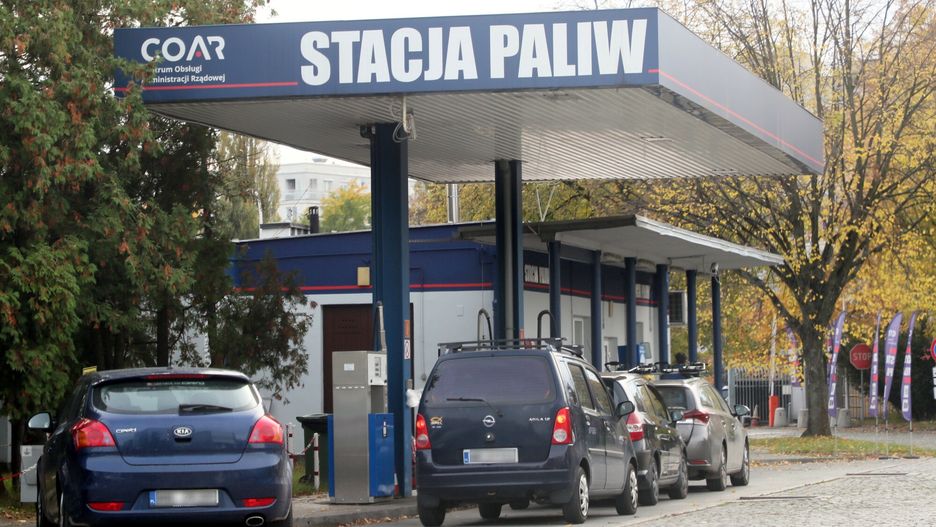 "Rz?dowa" stacja benzynowa w Warszawie
Fot. Piotr Molecki/East News, Warszawa, 20.10.2021. Stacja paliw na terenie Centrum Obslugi Administracji Rzadowej przy ul. Powsinskiej. Stacja jest ogolnodostepna, a ceny benzyny o kilka gorszy nizsze niz na wiekszosci stacji w stolicy.
Piotr Molecki