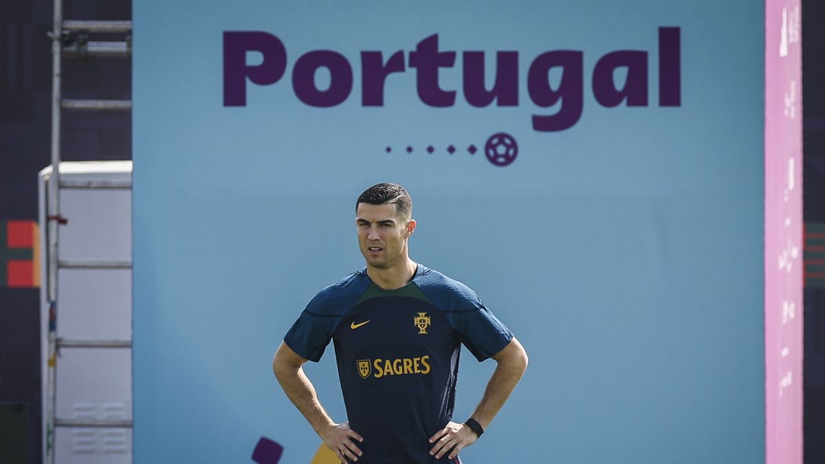 Portugal national soccer team player Cristiano Ronaldo attends during a training session in Al Shahhniya, Qatar, 20 November 2022. The FIFA World Cup 2022 takes place in Qatar from 20 November untill 18 December 2022. EPA/JOSE SENA GOULAO PORTUGAL OUT Dostawca: PAP/EPA.