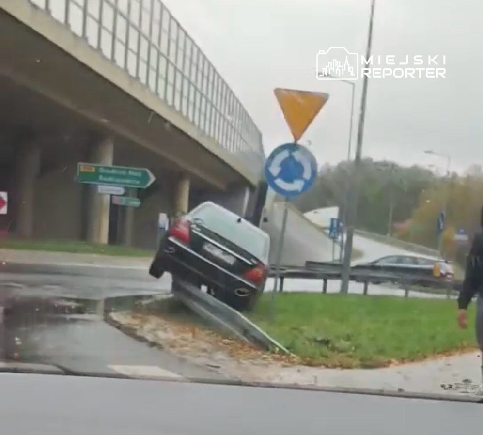 Radziejowice: Zjeżdżał Mercedesem z trasy S8, zawisł na barierkach