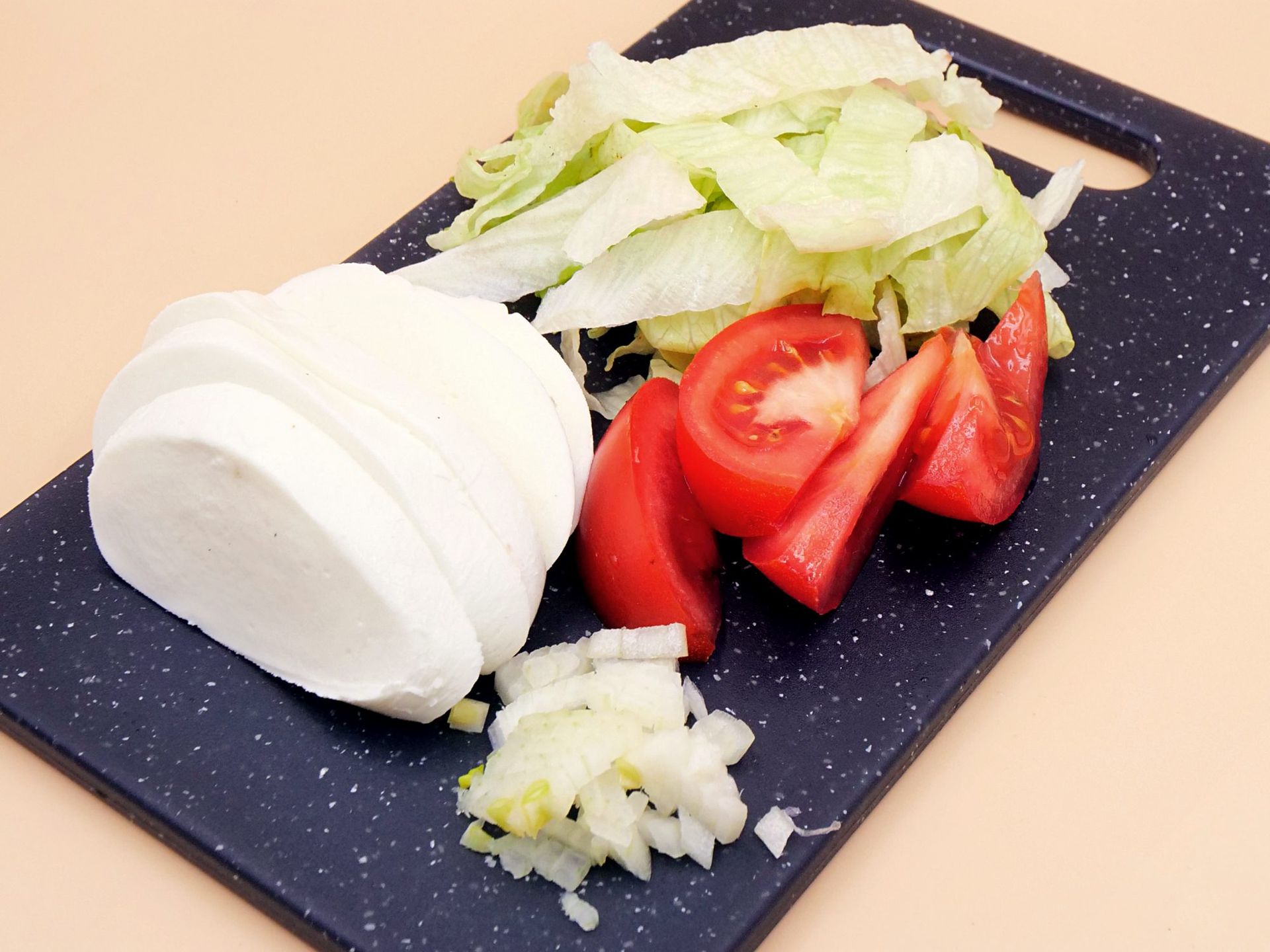 Sałatka z mozzarellą i nutą curry przepis