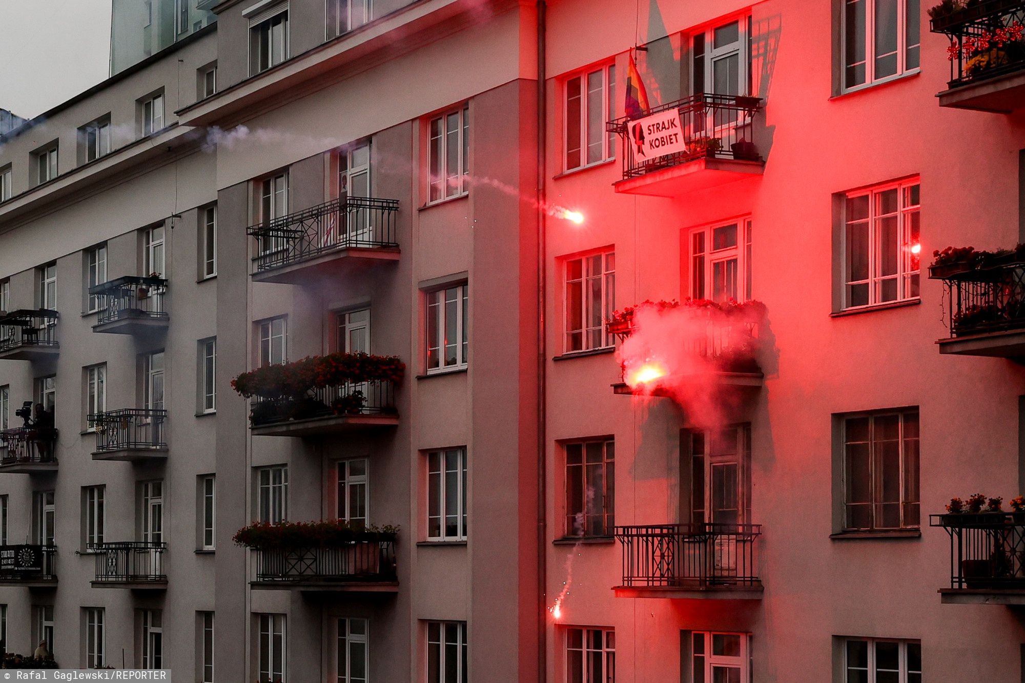 Marsz Niepodległości. Race odpalone w kierunku jednego z mieszkań w budynku przy moście Poniatowskiego