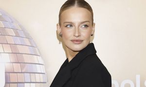 Zapozowała na schodkach. Tym razem postawiła na kontrowersyjny trend