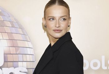 Zapozowała na schodkach. Tym razem postawiła na kontrowersyjny trend