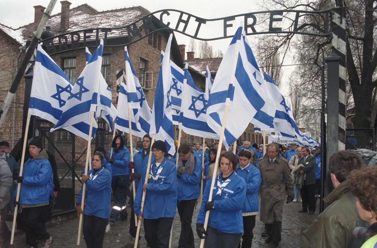 Młodzież z Izraela podczas Marszu Żywych na terenie obozu Auschwitz