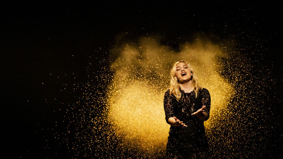 France's Louane performs the song 'Maman' during the show of the second semi-final at the 69th Eurovision Song Contest in Basel, Switzerland, 15 May 2025. The grand final of the ESC 2025 is scheduled for 17 May. EPA/GEORGIOS KEFALAS Dostawca: PAP/EPA.