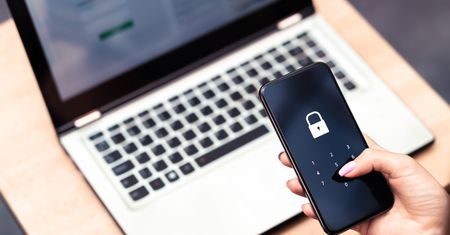 Jak stworzyć silne hasło? To podstawa bezpieczeństwa w sieci