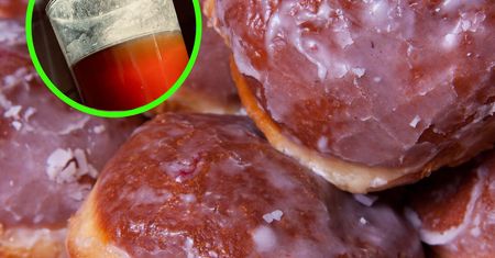 Pij, gdy jesz pączki. Lekarka tłumaczy dlaczego