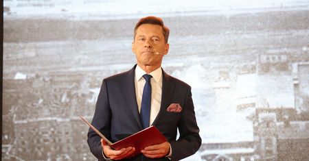 W sieci wrze. Prezenter TVP w ogniu krytyki. "Składa hołdy"