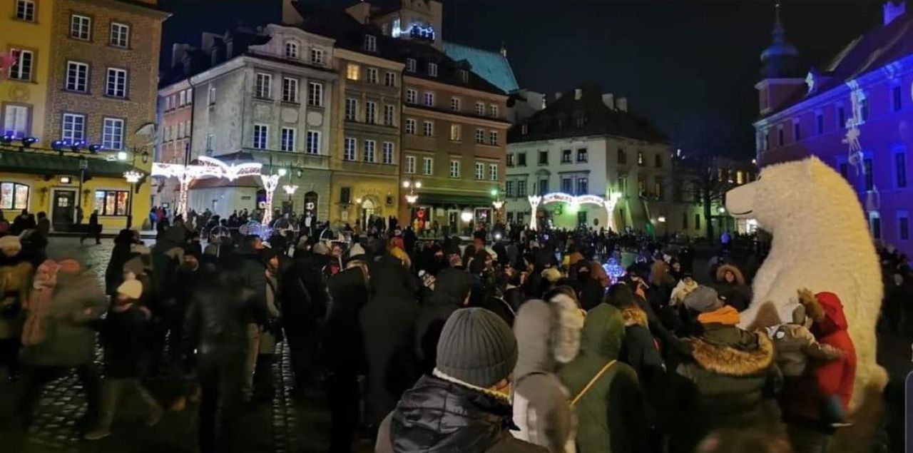 Plac Zamkowy w Warszawie cieszył się w ciągu weekendu olbrzymim zainteresowaniem (ZRÓDŁO: Facebook/FilipChajzer)