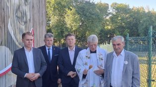 Trablice: Deskal z wizerunkiem księdza Romana Kotlarza oficjalnie odsłonięty w Trablicach. Wyjątkowe spotkanie