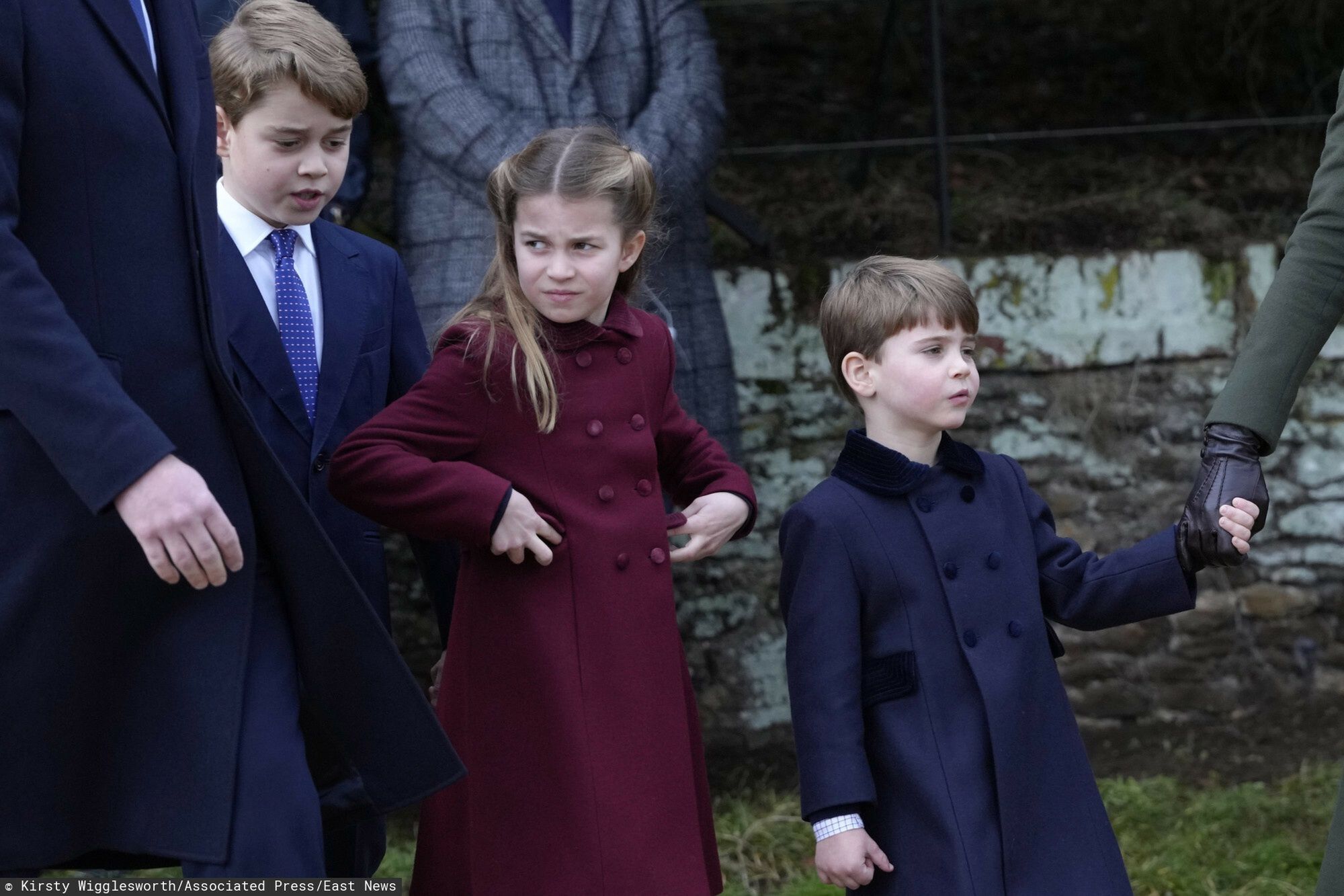 Kr�l Karol z rodzin? na mszy ?wi?tecznejPrince George, from left, Princess Charlotte and Prince Louis leave after attending the Christmas day service at St Mary Magdalene Church in Sandringham in Norfolk, England, Sunday, Dec. 25, 2022. (AP Photo/Kirsty Wigglesworth)Kirsty Wigglesworth