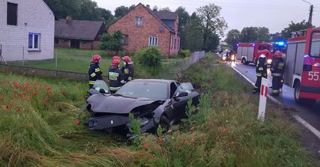 22-latek rozbił ferrari, bo chciał ominąć psa. Na szczęście nikt nie zginął