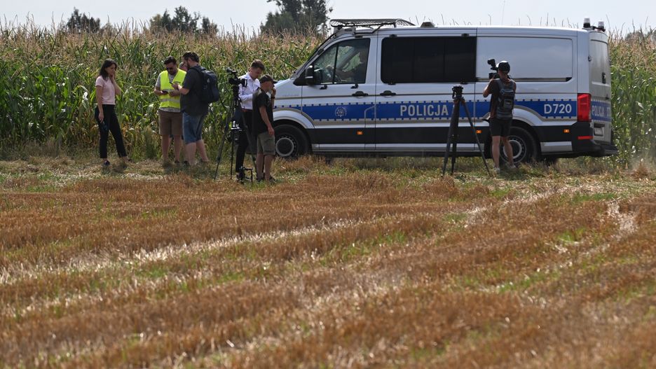 Osiny, 20.08.2025. Służby zabiezpieczają teren pola kukurydzy w miejscowości Osiny, na które spadł niezidentyfikowany obiekt, 20 bm. Obiekt spadł w nocy z wtorku na środę i eksplodował. Policjanci znaleźli na miejscu nadpalone szczątki metalowe i plastikowe. Wskutek wybuchu w kilku domach powybijane zostały szyby. W zdarzeniu nikt nie ucierpiał. Z ustaleń wojska wynika, że w nocy z wtorku na środę nie doszło do naruszenia polskiej przestrzeni powietrznej. (jm) PAP/Wojtek Jargiło