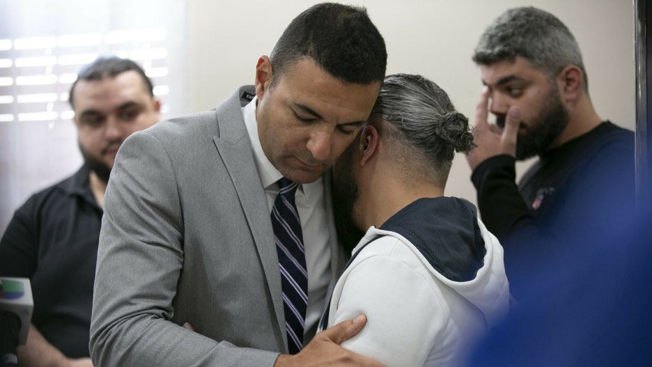 Dyrektor oddziału w Chicago Rady ds. Stosunków Amerykańsko-Islamskich ściska ojca zamordowanego 6-latka