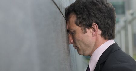 Palenie za sobą mostów, arogancja. 5 największych błędów w karierze, które ludzie popełniają z własnej winy