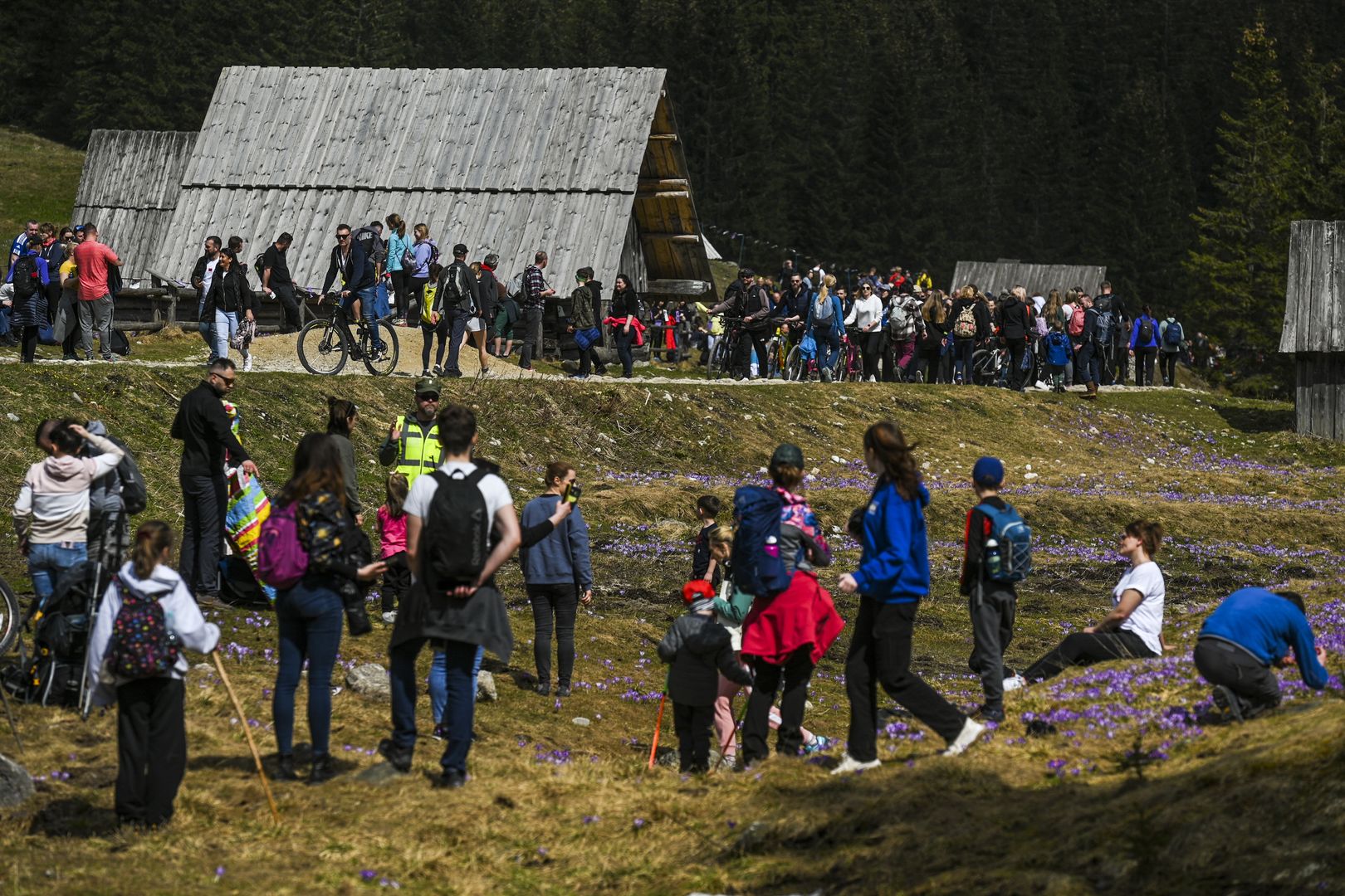 Turyści w Tatrach z masą dolegliwości. "Nie pijemy wody z potoków"